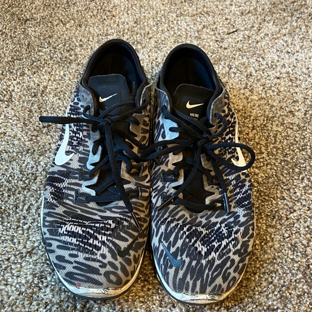 Nike tennis shoes- size 10